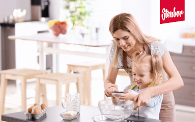 Mutter beim Backen mit Tochter