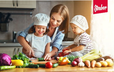 Mutter beim Kochen