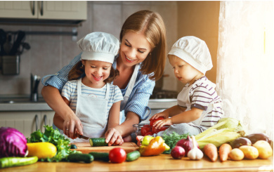 Mutter beim Kochen