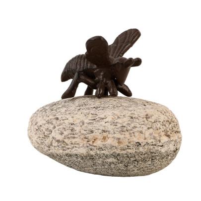 Esschert Design Gartenfigur Gusseisen Biene auf Stein 11,5 x 14 x H11,7 cm Tierfigur Gartendekoration 