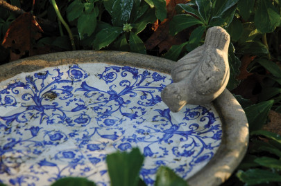 Esschert Design Vogeltränke, Vogelbad aus Keramik in blau-weiß, Ø ca. 34 cm 