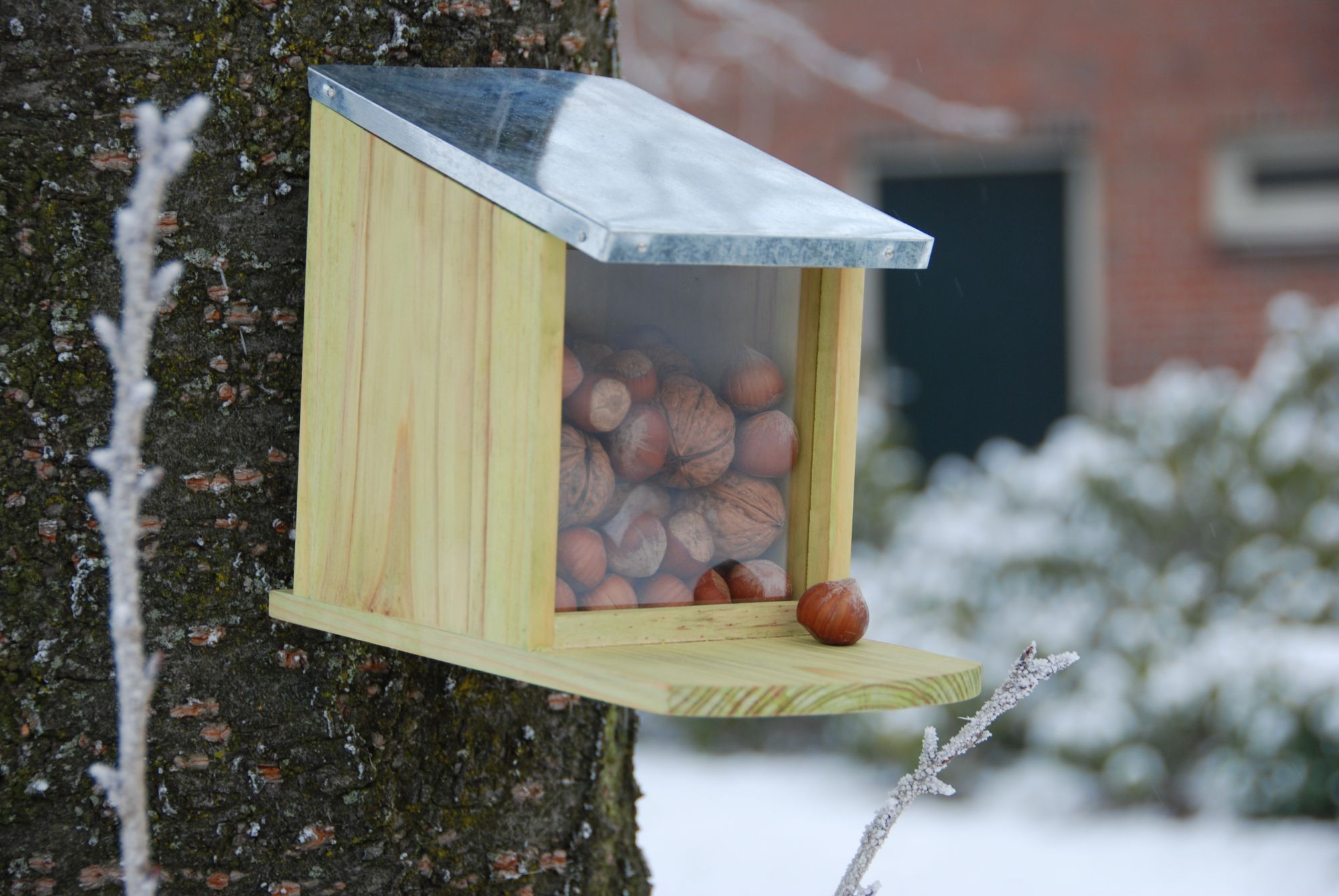 2 Stück Esschert Design Futterhaus, Futterstation für Eichhörnchen mit